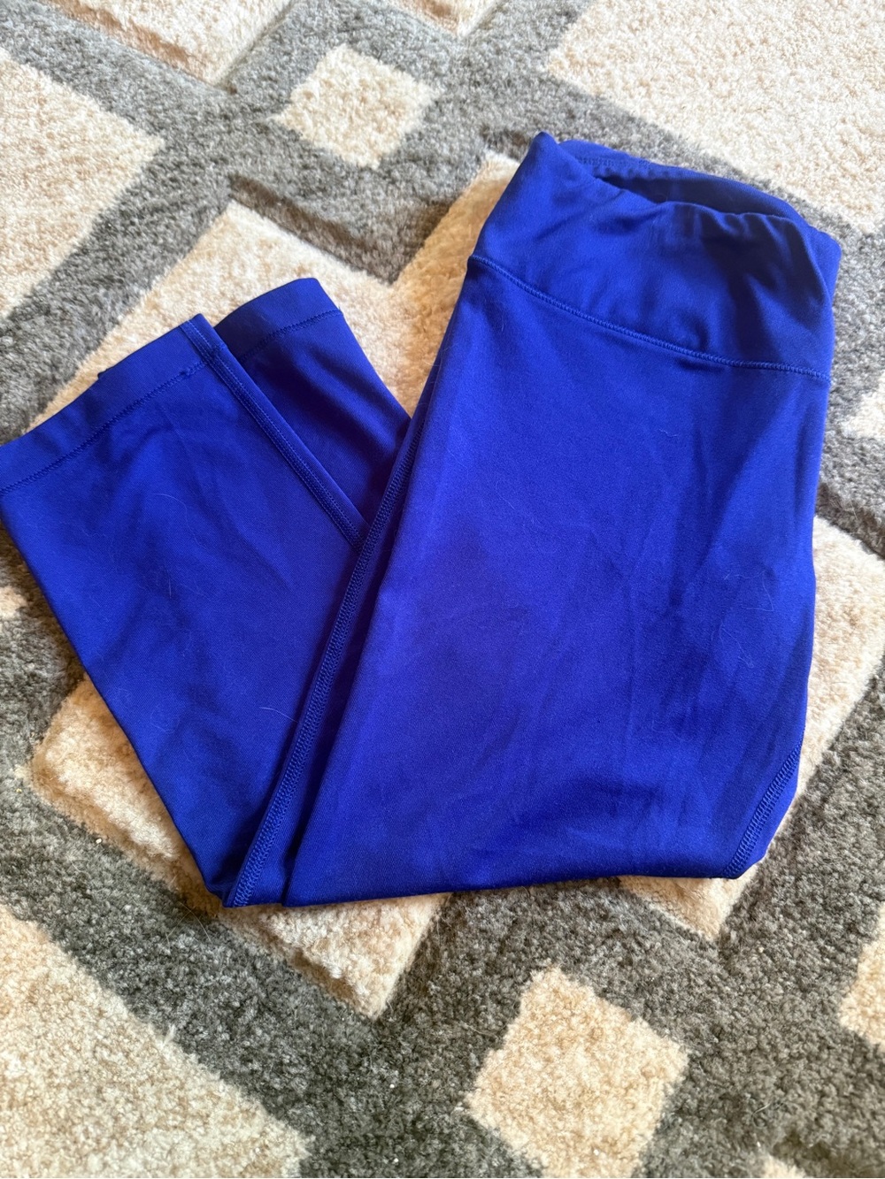 Women’s Xs under armour heat gear fitted short capris. Good condition.